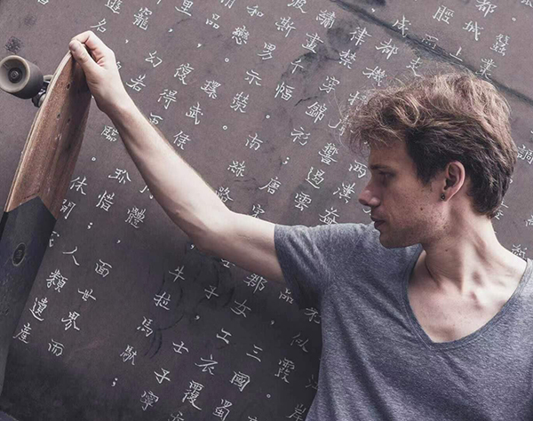 老外在四川㉓|在川大教书的法国人:体验成都的传统文化是一件让人激动的事_fororder_夏维叶在锦里古街游玩-摄影-Stevie-Zhong